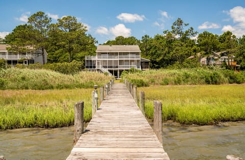 Welcome to The Happy Crab in ever-popular Piney Island!