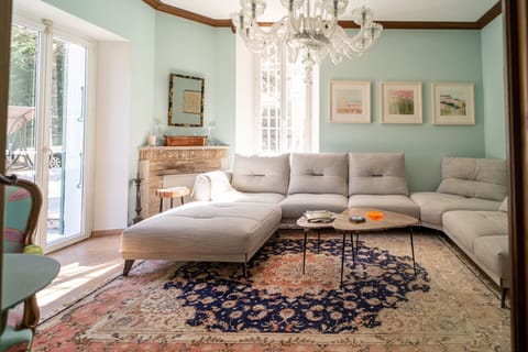 Property, Furniture, Wood, Picture Frame, Interior Design, Lighting, Flooring, Decoration, Floor, Table