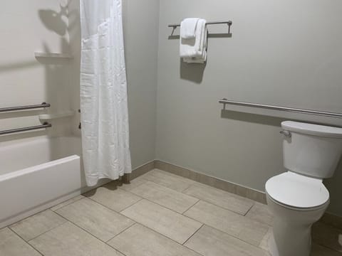 Combined shower/tub, deep soaking tub, free toiletries, hair dryer