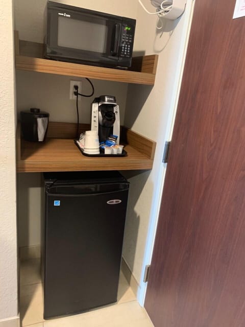 Standard Room, 1 King Bed | Egyptian cotton sheets, premium bedding, pillowtop beds, in-room safe