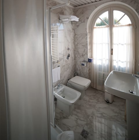 Shower, rainfall showerhead, free toiletries, hair dryer