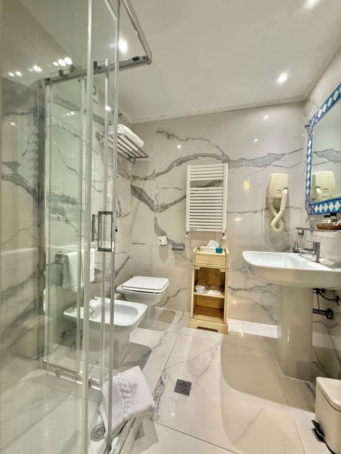Deluxe Room | Bathroom | Shower, rainfall showerhead, free toiletries, hair dryer