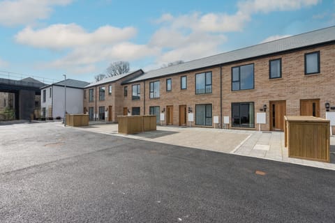 Front of the property with parking access - Towans Retreat