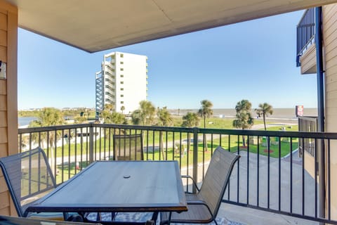Galveston Vacation Rental | 1BR | 1BA | Elevator Access | 526 Sq Ft