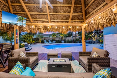 Tiki Hut- 4 lounge chairs on pool deck