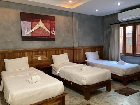 Triple Room | Desk, laptop workspace, free WiFi