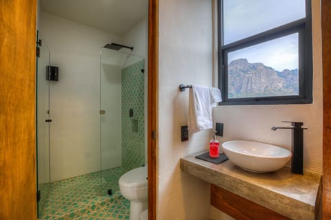 Superior Room with a view to the Tepozteco mountain | Bathroom | Towels, soap, shampoo, toilet paper