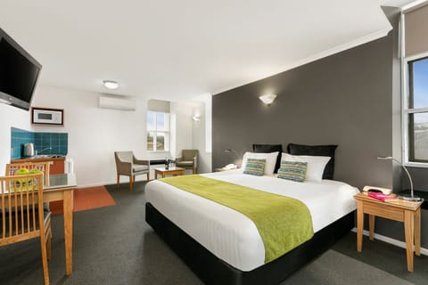 Family Suite | In-room safe, desk, iron/ironing board, free WiFi