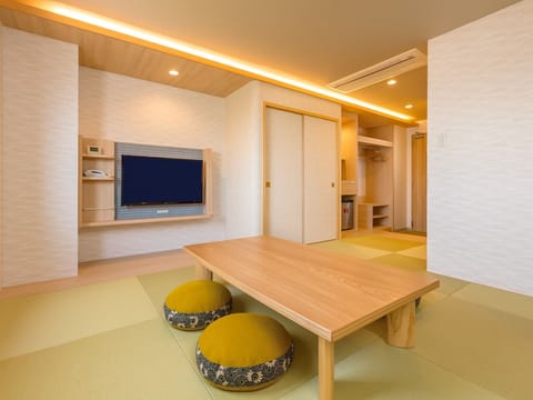 ・[Japanese-style room] Please stretch your legs and relax in the tatami room.