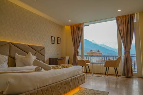 Premium Room | Living room | 32-inch LED TV with digital channels, TV