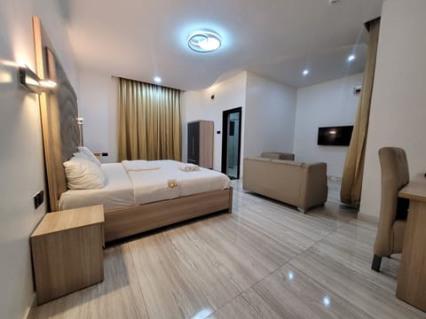 Presidential Double Room | Premium bedding, Select Comfort beds, desk, laptop workspace