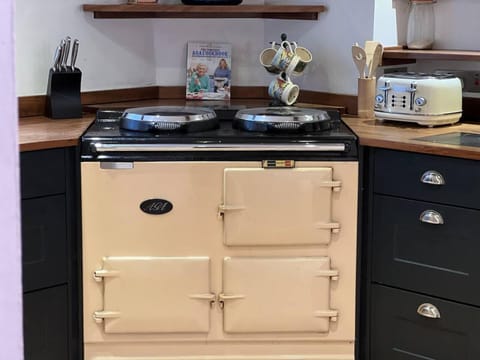 House | Private kitchen | Fridge, microwave, oven, stovetop