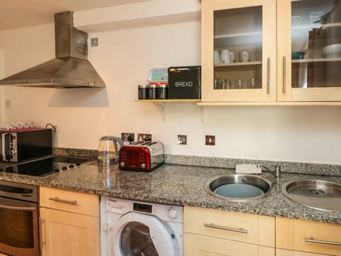 Cottage | Private kitchen | Fridge, electric kettle, toaster, cookware/dishes/utensils