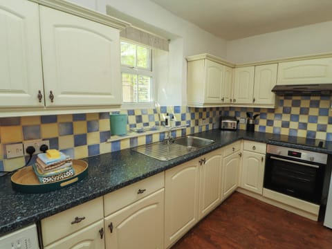 Cottage | Private kitchen | Fridge, dishwasher, electric kettle, toaster
