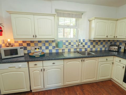 Cottage | Private kitchen | Fridge, dishwasher, electric kettle, toaster