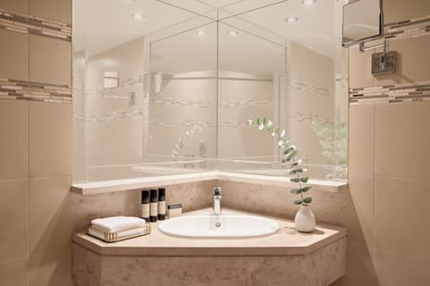 Junior Suite, Sea View | Bathroom | Hair dryer, bathrobes, towels