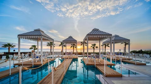 4 restaurants; breakfast and dinner served