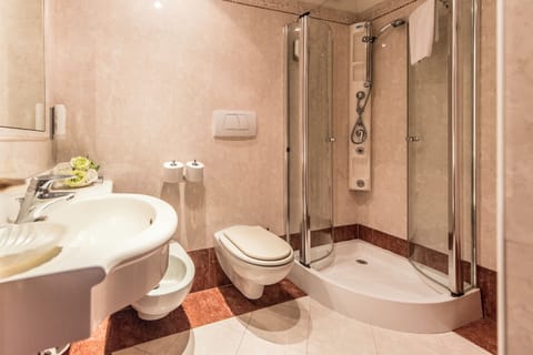 Comfort Triple Room | Bathroom | Shower, free toiletries, hair dryer, bidet