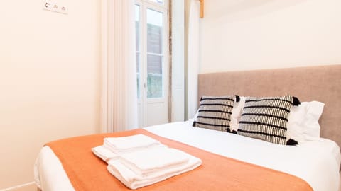 Relax in comfort in this bright bedroom, featuring soft linens and a delightful view of the charming street below.
#Bedroom #StreetView #LovelyStay