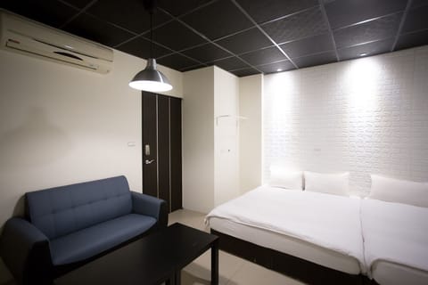 Basic Quadruple Room | Soundproofing, free WiFi