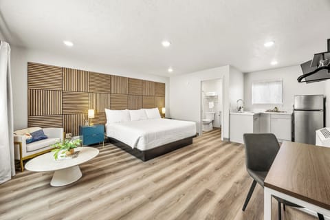 Deluxe Studio | Premium bedding, pillowtop beds, desk, laptop workspace