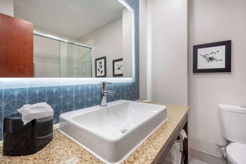 Combined shower/tub, free toiletries, hair dryer, towels