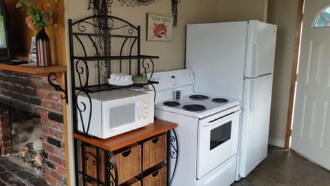 (G) Cottage, 2 Queen Beds, Ocean View (Pet Friendly) | Private kitchen | Full-size fridge, microwave, oven, stovetop