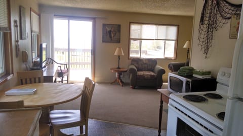 (G) Cottage, 2 Queen Beds, Ocean View (Pet Friendly) | Private kitchen | Full-size fridge, microwave, oven, stovetop