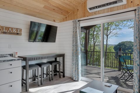 Country Cabin dining area