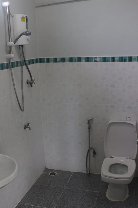 Standard Room | Bathroom | Shower, free toiletries, hair dryer, bidet