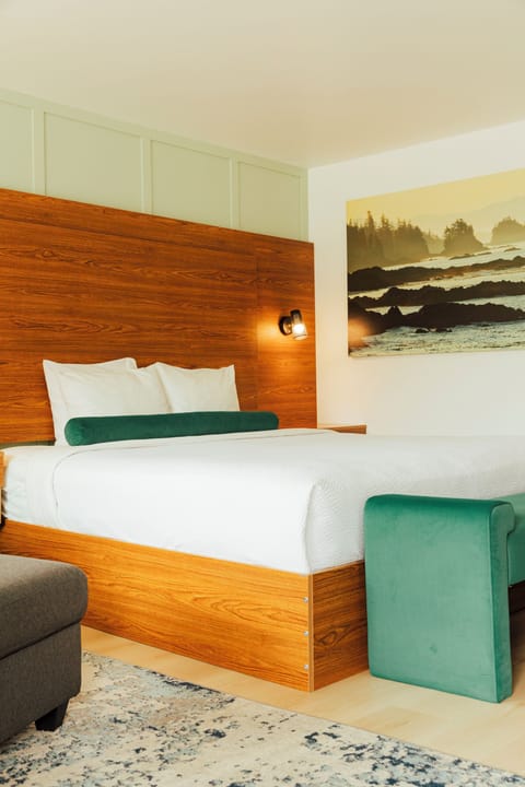 Deluxe Room, 1 King Bed | Desk, laptop workspace, blackout drapes, free WiFi