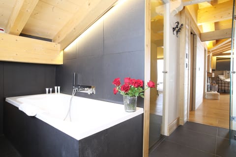 Suite (Penthouse Suite) | Bathroom | Designer toiletries, hair dryer, bathrobes, slippers