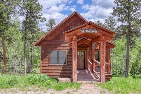 Welcome to Stem Winder Lodge managed by Deadwood Connections