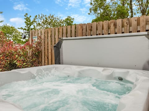 Hot tub | The Old Haybarn - Brookfields Holiday Farm, Church Broughton, near Derby