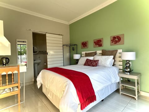 Standard Double Room | Desk, soundproofing, iron/ironing board, free WiFi