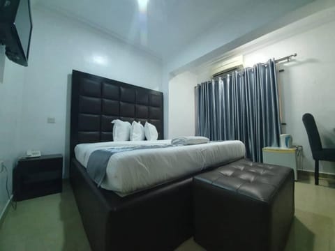 Executive Suite | Memory foam beds, desk, laptop workspace, free WiFi