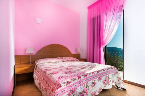 Double Room | Minibar, desk, travel crib, free WiFi