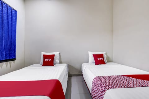 Standard Twin Room | Desk, laptop workspace, free WiFi, bed sheets