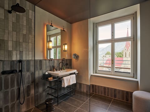 Shower, rainfall showerhead, free toiletries, bathrobes