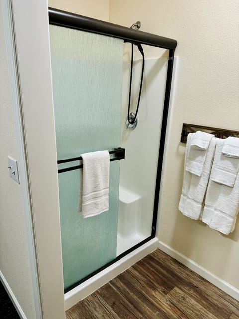 Basic Single Room, 1 Queen Bed | Bathroom | Shower, rainfall showerhead, hair dryer, towels