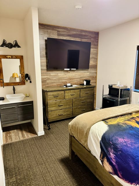 Basic Single Room, 1 Queen Bed | Free WiFi, bed sheets