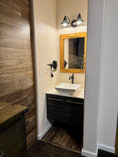 Basic Single Room, 1 King Bed | Free WiFi, bed sheets