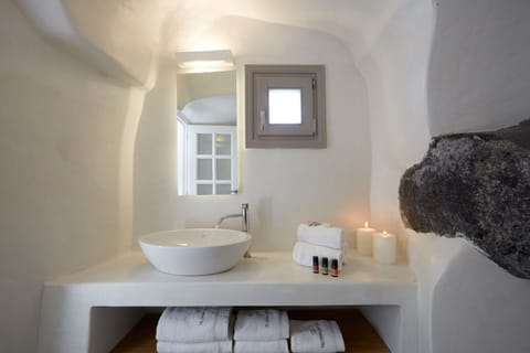 Honeymoon Suite, Jetted Tub, Sea View | Bathroom | Shower, rainfall showerhead, free toiletries, hair dryer