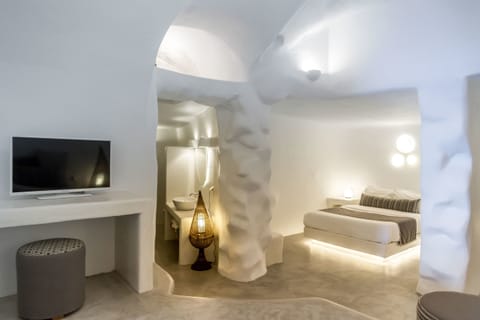 Grand Villa, Private Pool, Sea View | Minibar, in-room safe, individually decorated, individually furnished