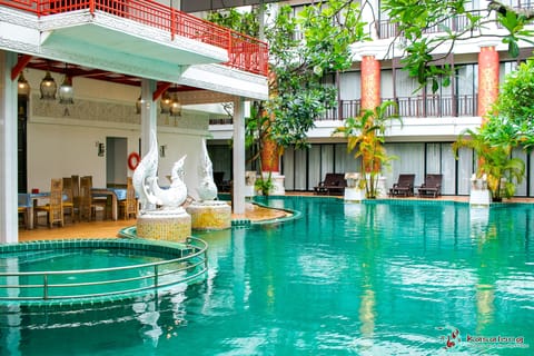 2 outdoor pools