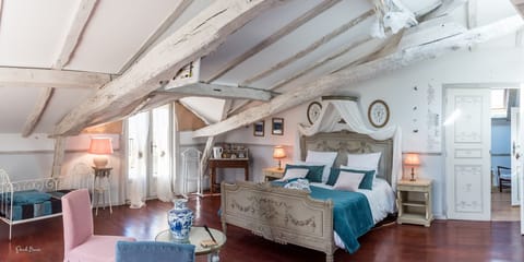 Suite "Les Cigognes" | In-room safe, blackout drapes, iron/ironing board (on request)