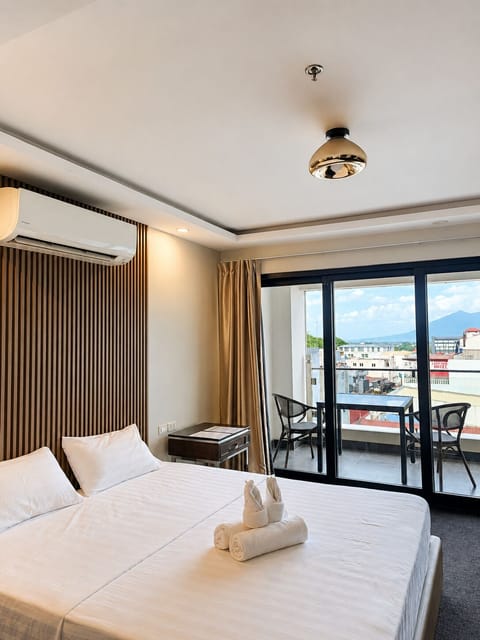 Premier Suite, 1 King Bed, Balcony, Annex Building | Premium bedding, down comforters, minibar, in-room safe