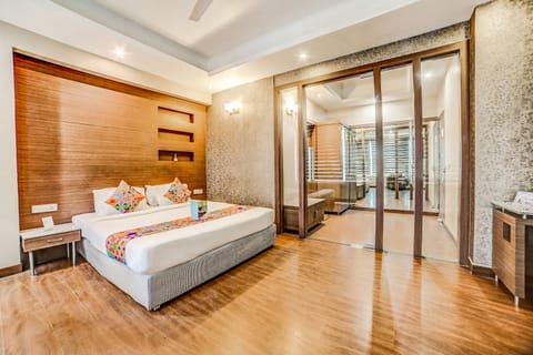 Suite | Egyptian cotton sheets, premium bedding, in-room safe, free WiFi