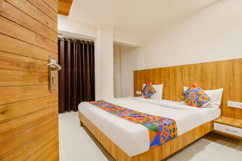 Deluxe Room | Egyptian cotton sheets, premium bedding, in-room safe, desk