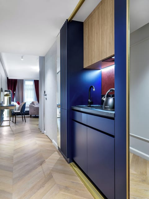Deluxe Studio Suite | Minibar, in-room safe, desk, laptop workspace